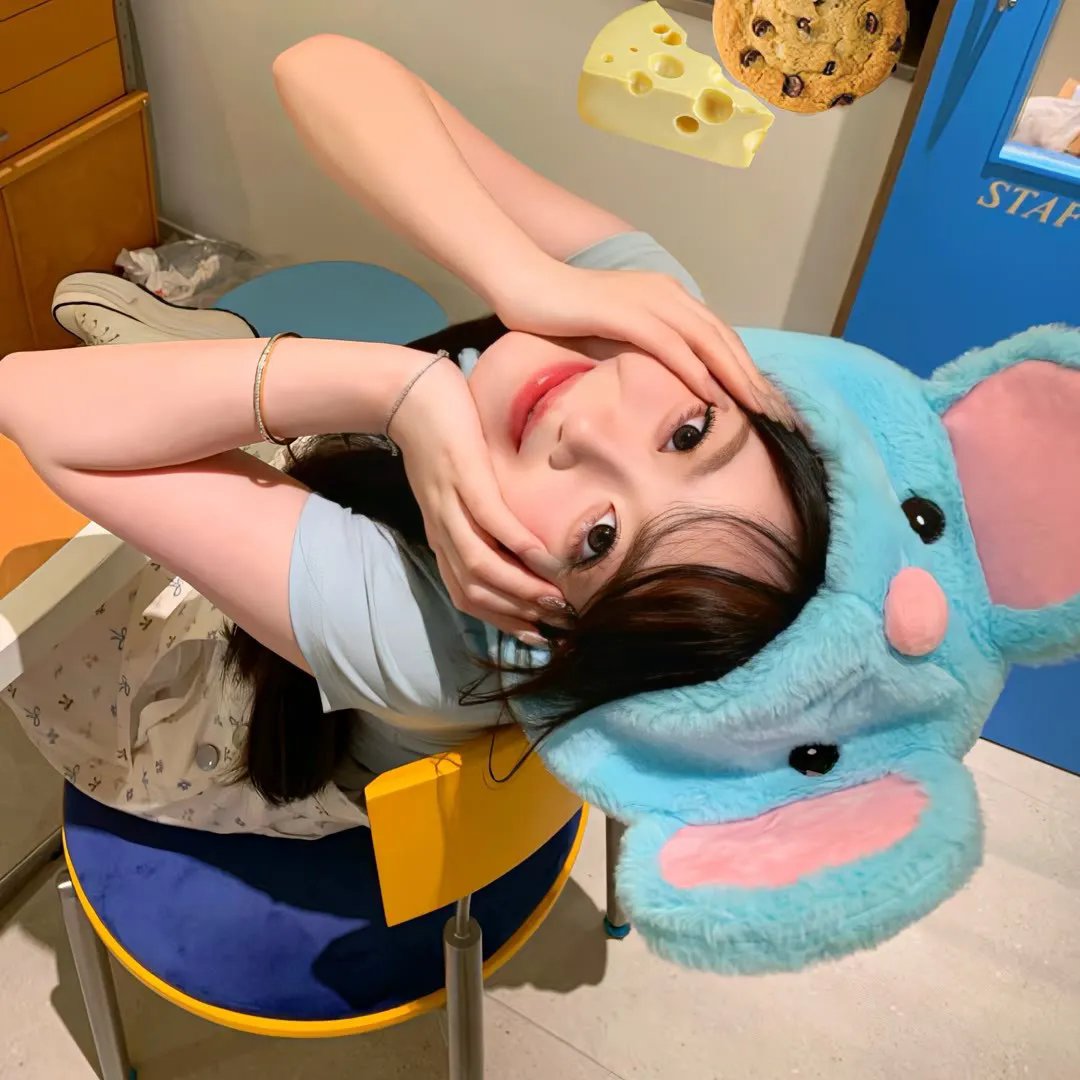 与一位女士合影